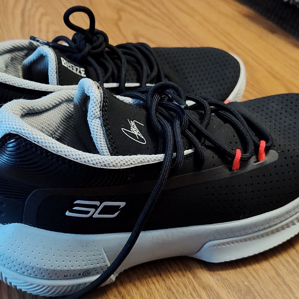 Nike Boys Steph Curry Size 7 Y. Minimal Wear. In Very Good Used Condition.